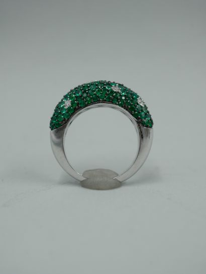 null Bague dôme en or blanc 18k pavée d'émeraudes et ponctuée de six diamants - TDD...