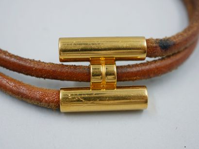 null HERMES Paris. Bracelet "Tournis" en cuir naturel et métal doré. Signé. Etat...