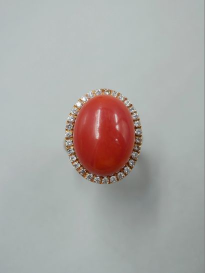 null Bague en or rose 18k ornée d'un important cabochon de corail entouré d'une ligne...