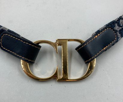 null CHRISTIAN DIOR. Ceinture tissus monogrammé bleu et boucle CD en métal doré....