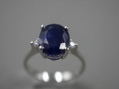 null Bague en or blanc 18k surmontée d'un saphir ovale de 3,50cts environ épaulé...