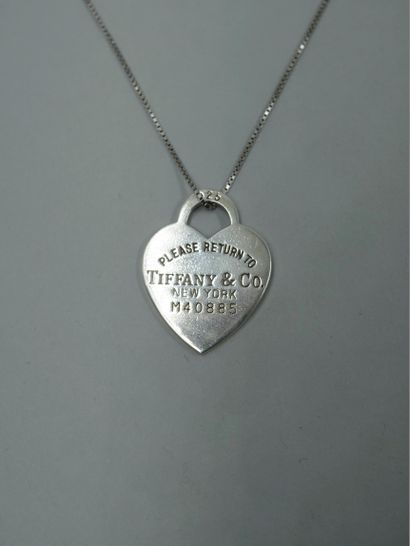 null TIFFANY Co, modèle "Please return to". Pendentif coeur en argent 925/1000 gravé....