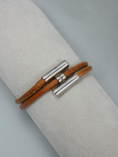 null HERMES Paris. Bracelet "Tournis" en cuir naturel et métal argenté. Signé.