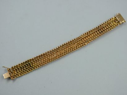 null Bracelet en or jaune 18K à mailles américaines. (Maillons déformés). Long 18,5cm....