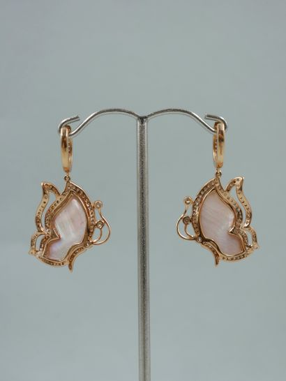 null Paire de pendants d'oreilles en or rose 18K figurant des papillons, les ailes...