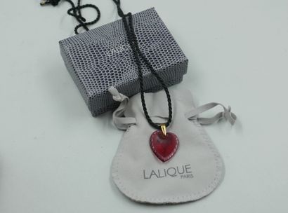 null LALIQUE. Pendentif "TELLINE" en forme de cœur à motif de coquillage, de couleur...