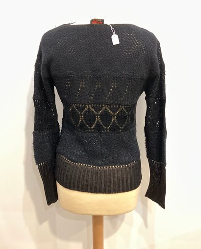 null Lot 3 puls comprenant : - JEAN PAUL GAULTIER. Pull taille M,

- CHRISTIAN LACROIX...