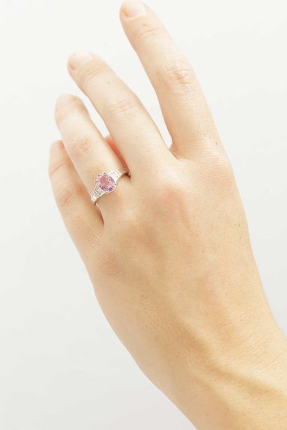 null Bague en or blanc 18k surmontée d'un saphir rose de 2,50cts environ accosté...