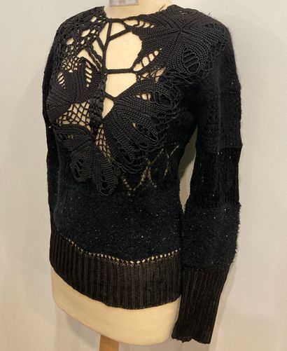 null Lot 3 puls comprenant : - JEAN PAUL GAULTIER. Pull taille M,

- CHRISTIAN LACROIX...