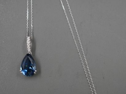 null Pendentif en or blanc 18k orné d'une topaze bleue "London Blue" taille poire...