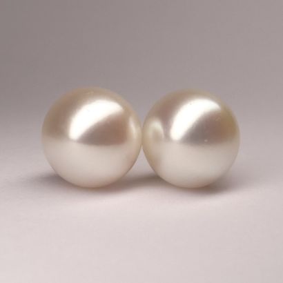 null Paire de boutons d'oreilles en or jaune 18k et perles de cultures blanche Akoya...