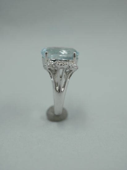 null Bague en or gris 18K ornée d'une aigue-marine ovale de 6cts environ épaulée...