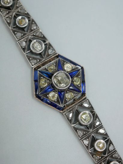null Bracelet articulé en argent à motif central figurant une étoile, serti de diamants...