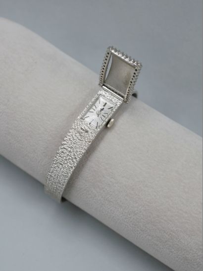 null Montre bracelet de dame en or blanc 18k figurant une ceinture, le motif boucle...