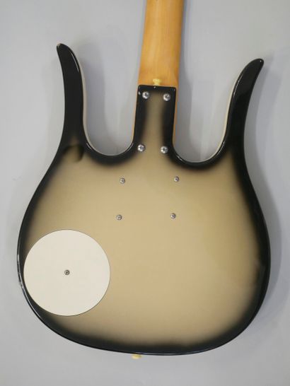 null Solidbody electric guitar Danelectro model Longhorn, asian made ca. 1990, Silverburst...