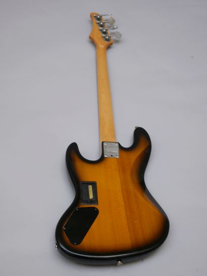null Guitare basse électrique Solidbody Hohner Professional.

Marques d'usage, étui.

(Électronique...