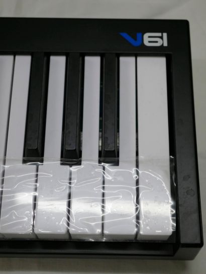  ALESIS synthesizer. 
Seems to be in good condition. 
(Not tested)