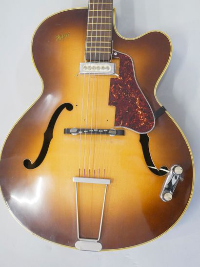 null Guitare Hollowbody de marque Höfner ca. 1960. 

Mécaniques non originales, plusieurs...