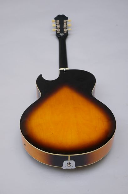  Epiphone Hollowbody guitar model ES 175-VS. 
Nice condition, original case, wear...