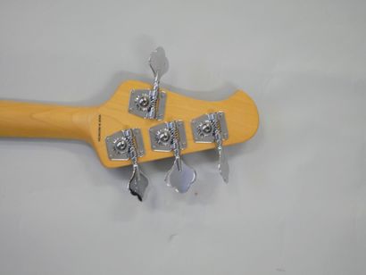 null Guitare basse électrique de marque Sub/Sterling made in Indonesia, finition...