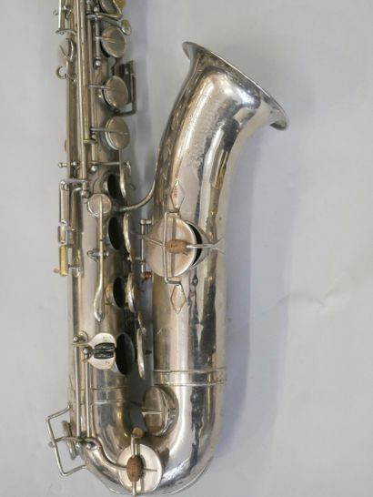 null Saxophone ténor de marque Couesnon avec son bec et le coude. 

Vendu en l'état;...