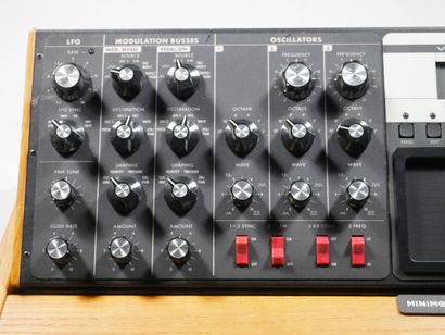  MOOG Minimoog Voyager EST 2002 synthesizer. 
Seems to be in good condition. 
Tested....