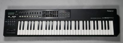  Roland A800 PRO Synthesizer. 
Seems to be in good condition. 
Tested, with power...