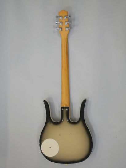  Solidbody electric guitar Danelectro model Longhorn, asian made ca. 1990, Silverburst...