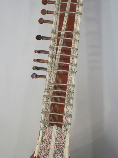 null Indian sitar mounted on strings, case repaired, in a case.

Sold as is.