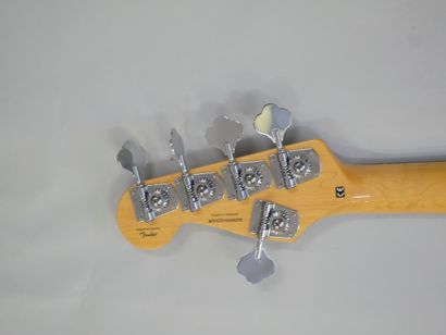 null Guitare basse électrique Solidbody de marque Squier by Fender 5 cordes, maple...