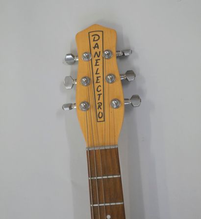  Solidbody electric guitar Danelectro model Longhorn, asian made ca. 1990, Silverburst...