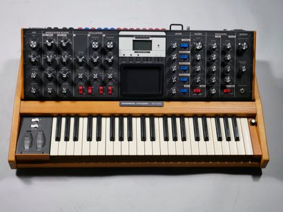  MOOG Minimoog Voyager EST 2002 synthesizer. 
Seems to be in good condition. 
Tested....