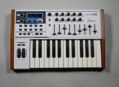 null 
ARTURIA Keylab 25 Synthesizer.





Seems to be in good condition.





Tested,...