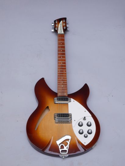 null Guitare électrique de marque Rickenbacker modèle 330, finition Sunburst, made...