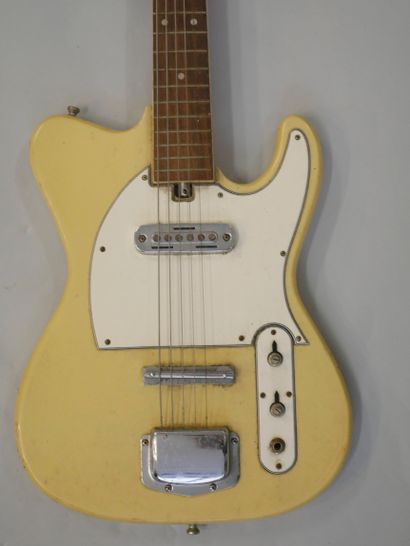 null Solidbody electric guitar made in Japan by Randall, Blonde finish. 

Missing...
