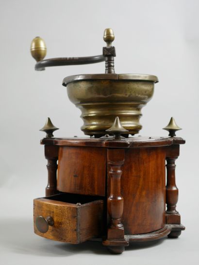 null A natural wood and copper coffee grinder. 

19th century. 

Height: 32cm. Diameter:...
