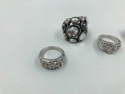 null Set of 5 fancy rings in silver and metal, decorated with rhinestones and pe...