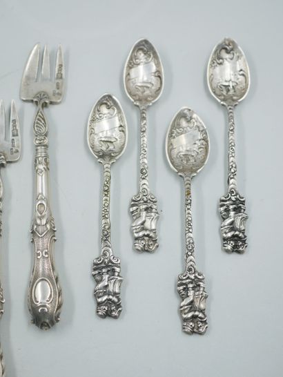 null Lot including : 

- CHRISTOFLE, four oyster forks bearing the monogram AD)

-...