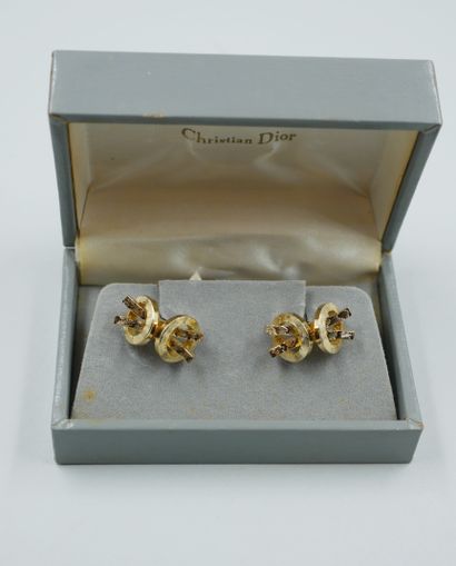 null CHRISTIAN DIOR.

Pair of gilded metal cufflinks. 

Very good condition. In their...