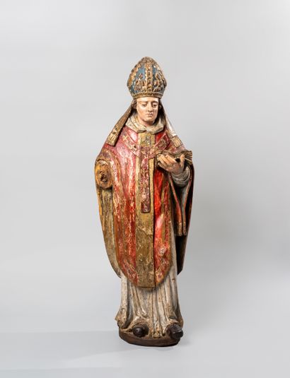 null Sculpture en bois polychrome représentant un évêque tenant un livre dans la...