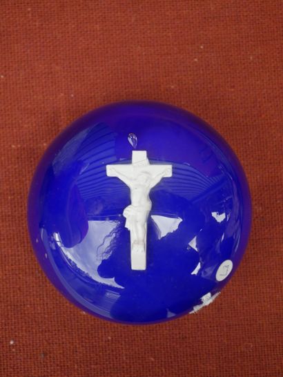 null Boule sulfure en verre bleu, inclusion à décors d'un christ en croix.