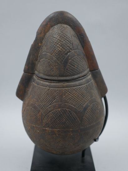 null REPUBLIQUE DEM. OF CONGO. Large powder flask "Tutukipfula" in pyrographed wood...