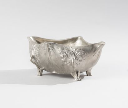 null Silvered bronze planter. 

Signed L KANN. Foundry Siot. 

Art nouveau period

Height:...