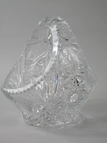 null Cut crystal fruit bowl with large handle. 

20th century. 

Height: 26cm. Length:...