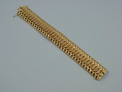 null 
18k yellow gold bracelet with interlaced mesh. Work of the 1960s. Weight :...