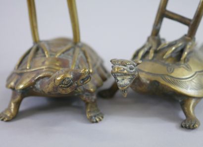 null Deux sujets en bronze représentant une grue posée sur le dos de la tortue céleste....