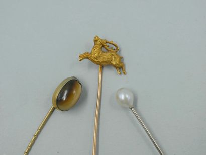 null Set of two 18k white and yellow gold tie pins, one with a pearl, the other with...