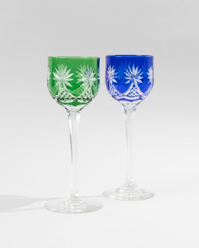 null SAINT LOUIS, Dans le goût de. 

Deux verres à pied colorés vert et bleu. 

Haut.:...