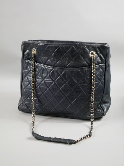 null 
CHANEL. 

Sac vintage en cuir matelassé bleu nuit.

En l'état

(Accidents,...