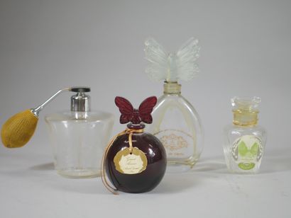 null Set of four perfume bottles: 

- Bacarrat in glass engraved with flowers 

-...